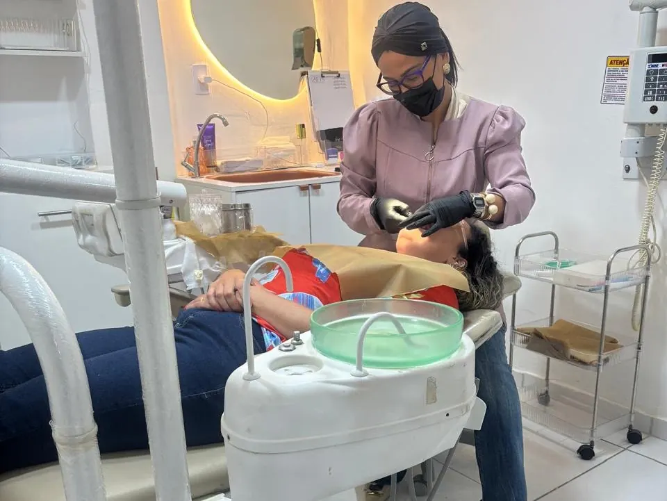 Atendimento no consultório da 2 Reis Odonto